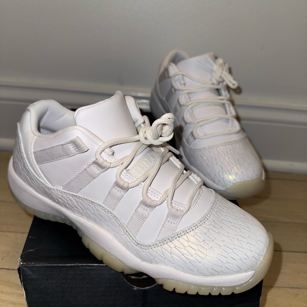JORDAN 11 RETRO LOW PREMIUM 'FROST WHITE'
Youth size 5.5
